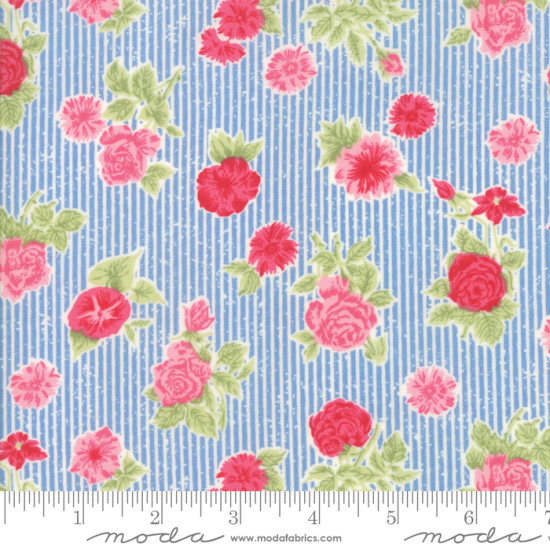 Cottontail Cottage - Pink Flowers on Blue - Moda - per 1/4m